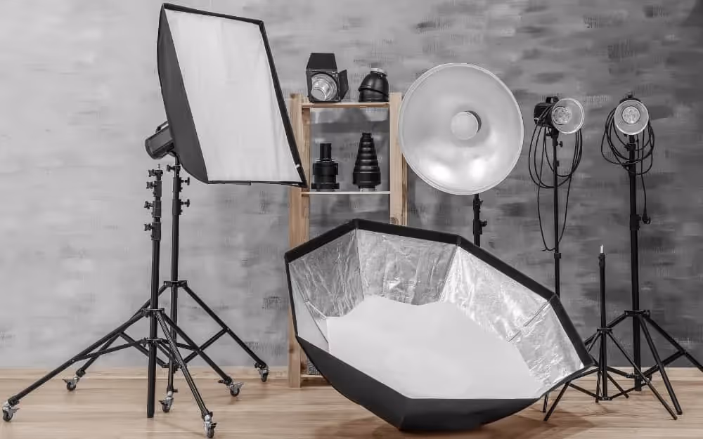 Les appareils d'éclairages lors de la prise de photos, utile pour ensuite bien voir les images et pouvoir décrire les images en anglais