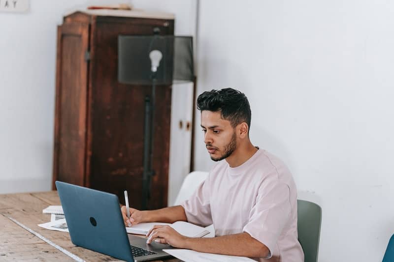 jeune homme concentré devant son ordinateur