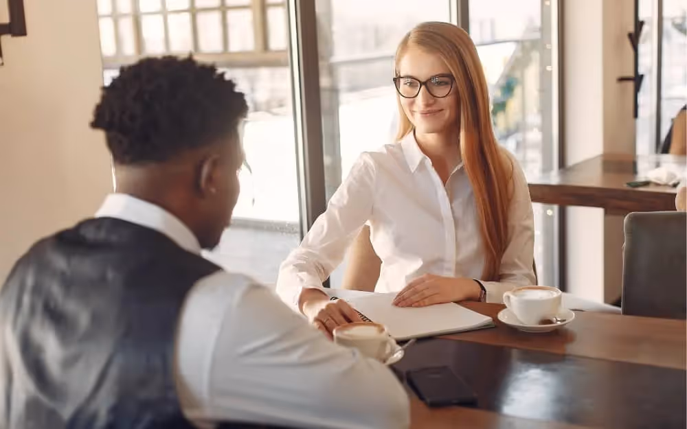 Deux collègues qui prennent un café entre eux pendant leur temps de travail pour renforcer le bien-être au travail
