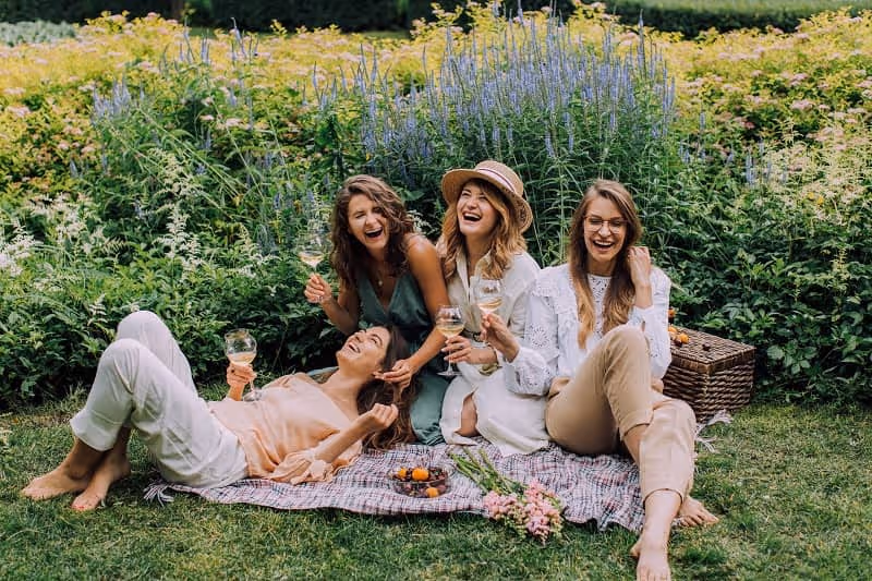 amies qui profitent ensembles