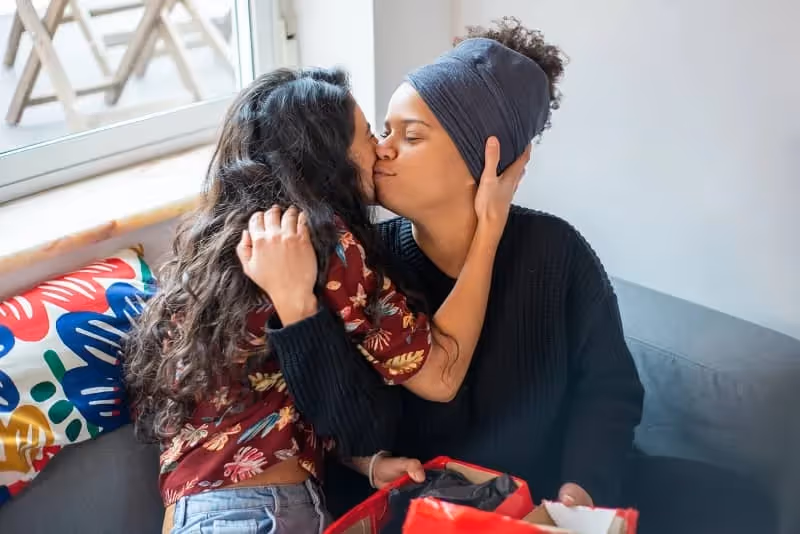 femmes qui se remercient