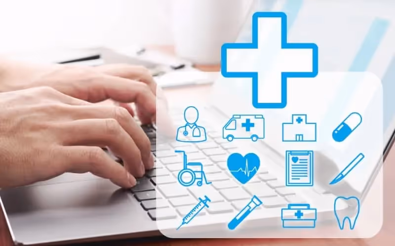 Infographie de mains qui tapotent sur clavier avec à côtés différents symboles de l'assurance en anglais