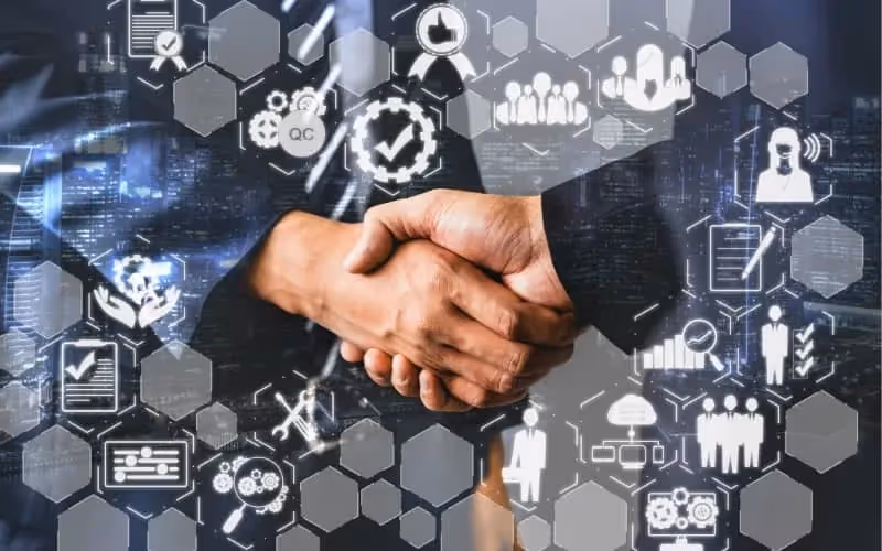 deux mains qui se serrent la main avec autour des symboles sur l'assurance en anglais