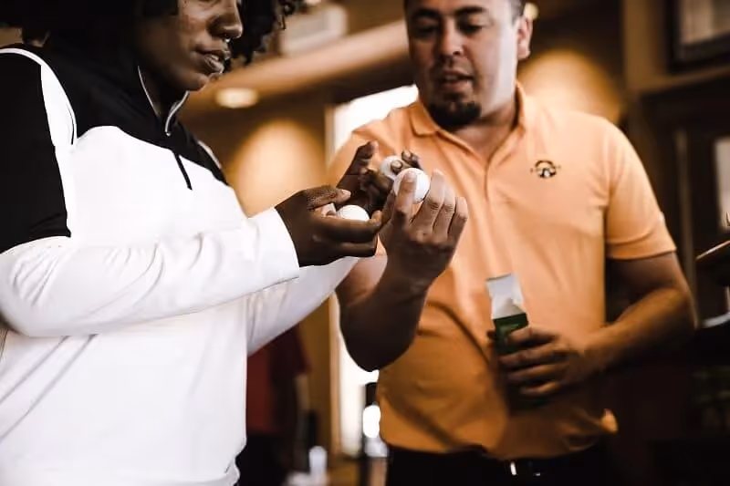 Employé en train de vendre un produit de beauté à un client dans un magasin