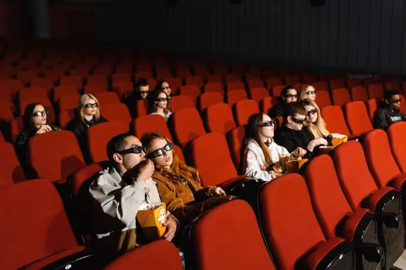 Personnes qui regardent un film au cinéma avec des lunettes 3D