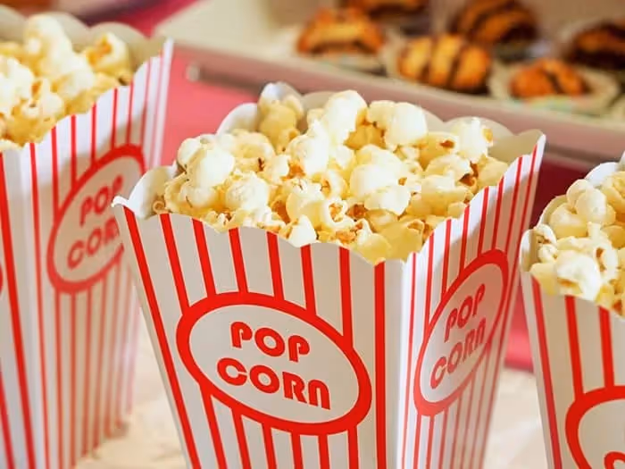 Boites de popcorn entreposés dans des boîtes rouges et blanche