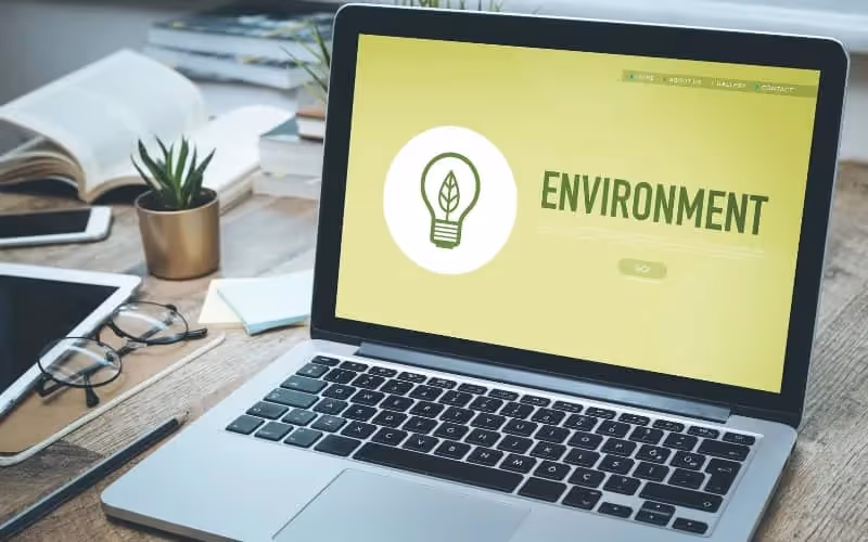 Mot environnement en anglais sur fond vert écrit sur l'écran d'un ordinateur portable