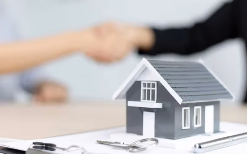 maquette d'une maison dans une agence immobilière anglaise