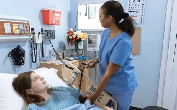 infirmière avec une patiente dans une chambre