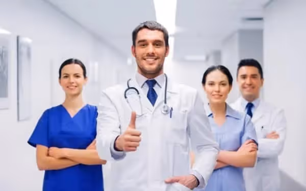 équipe de médecin dans un couloir