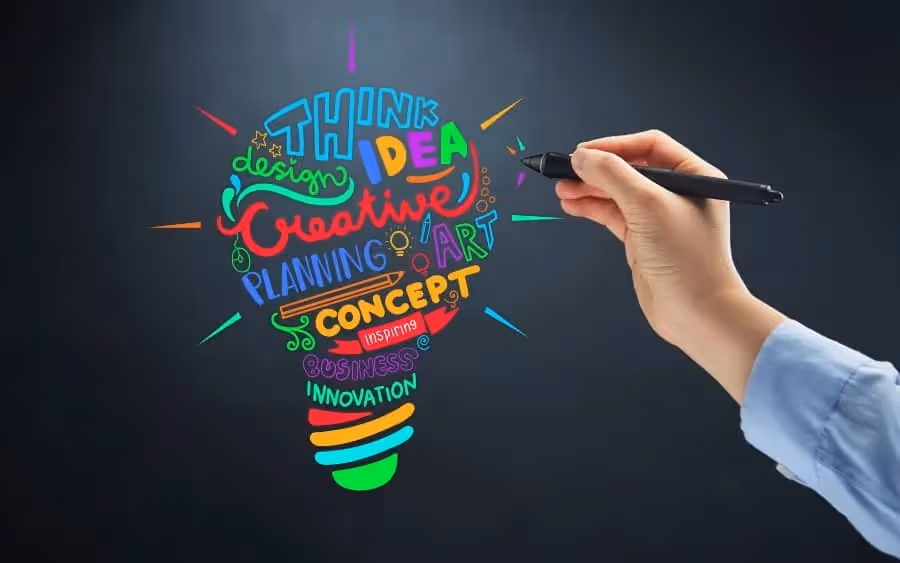 Ampoule créative sur tableau noir