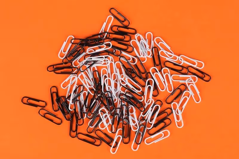 épingles noires et blanches dispersés sur fond orange