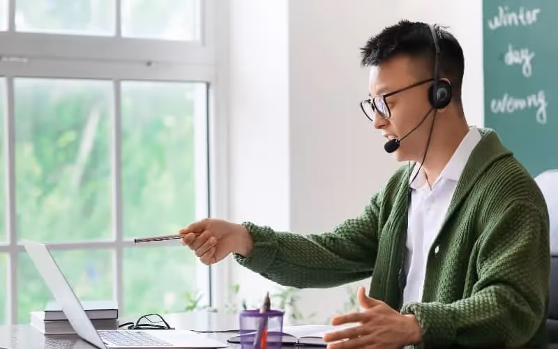 Professeur fait un cours d'anglais en ligne sur la grammaire anglaise notamment sur as et like en anglais