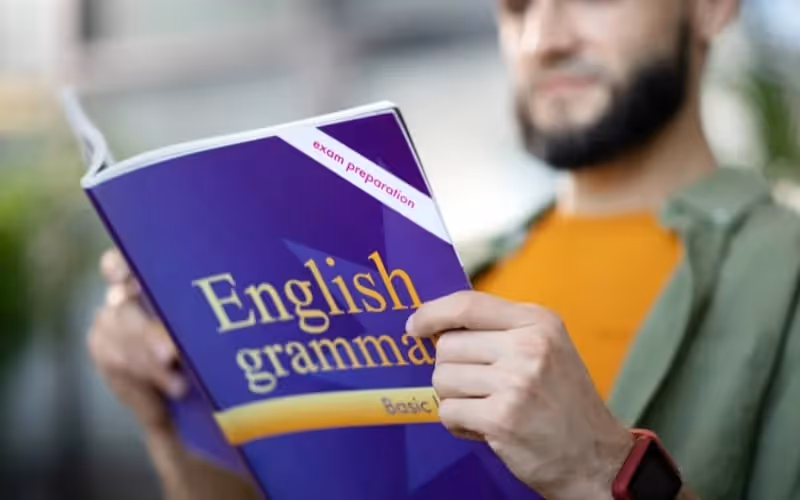 Homme qui étudie la grammaire anglaise notamment la partie sur as et like en anglais