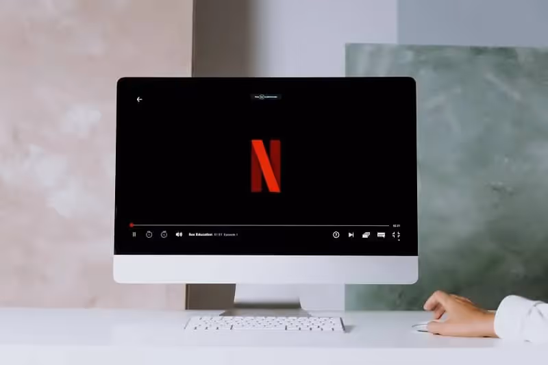 écran ordinateur avec netflix en fond