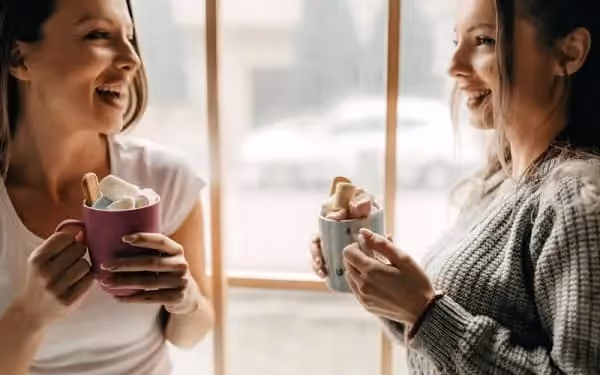 femme en plein sujet de small talk avec une tasse dans les mains