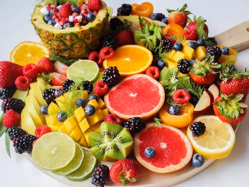 corbeille remplie de fruits découpés