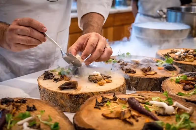 homme qui cuisine des plats gastronomiques