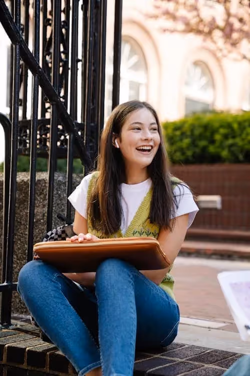 Femme qui étudie l'auxiliaire have en anglais dehors près de son école