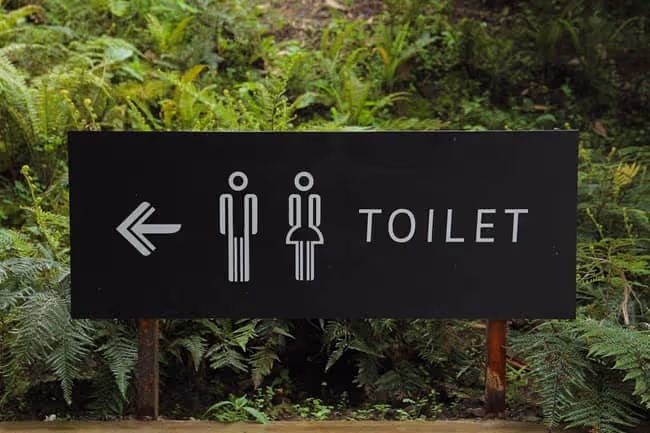 Aller aux toilettes en anglais : comment demander ?