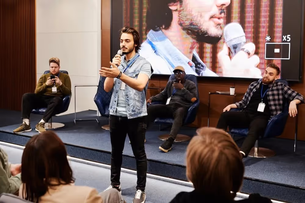 image d'un évènement où des personnes parlent entre elles pour appuyer sur l'interaction et la différence entre speak et talk en anglais