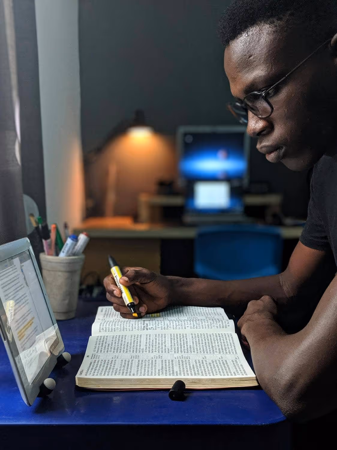 Homme qui étudie la différence et les cas particuliers entre good ou well