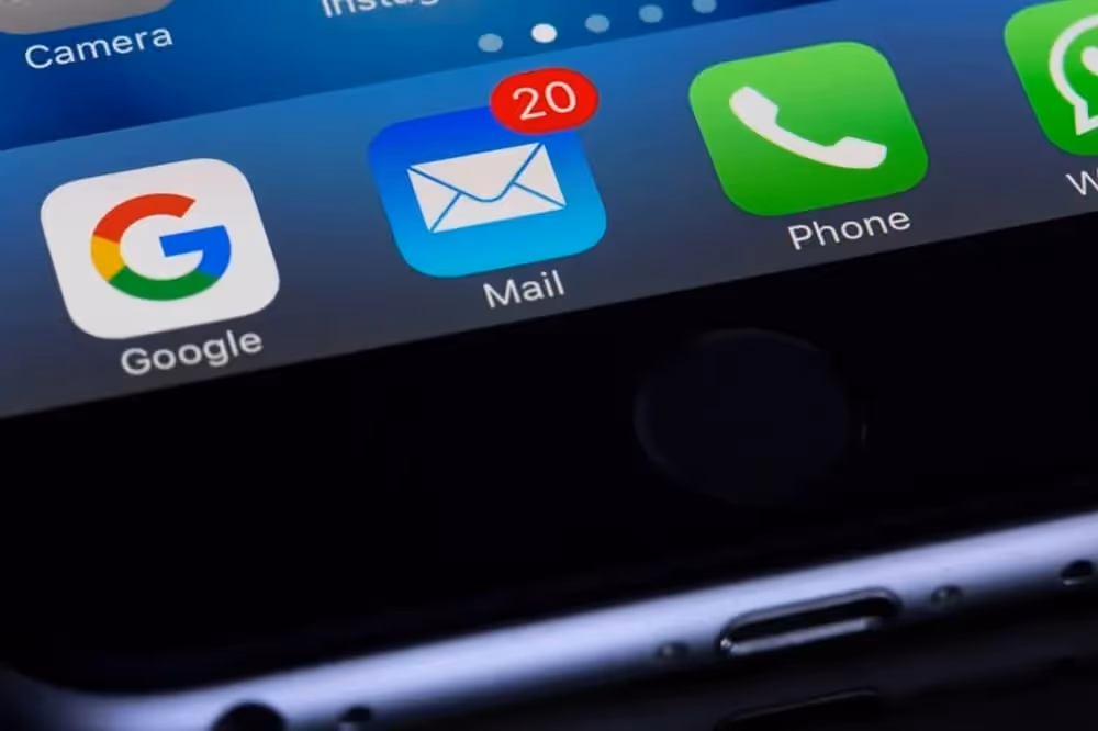 Image montrant l'application "mail" sur smartphone pour illustrer l'article comment rédiger un message d'absence professionnel en anglais