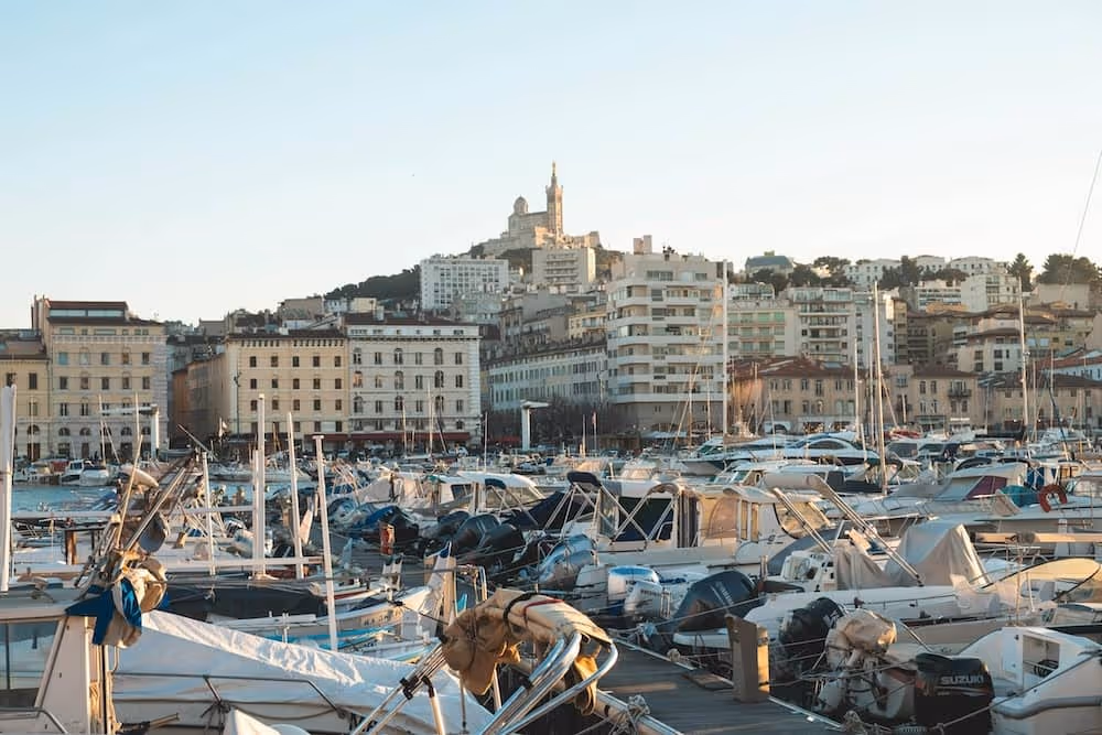 Image du vieux port de Marseille qui regroupe de nombreuses activités pour apprendre l'anglais en s'amuant
