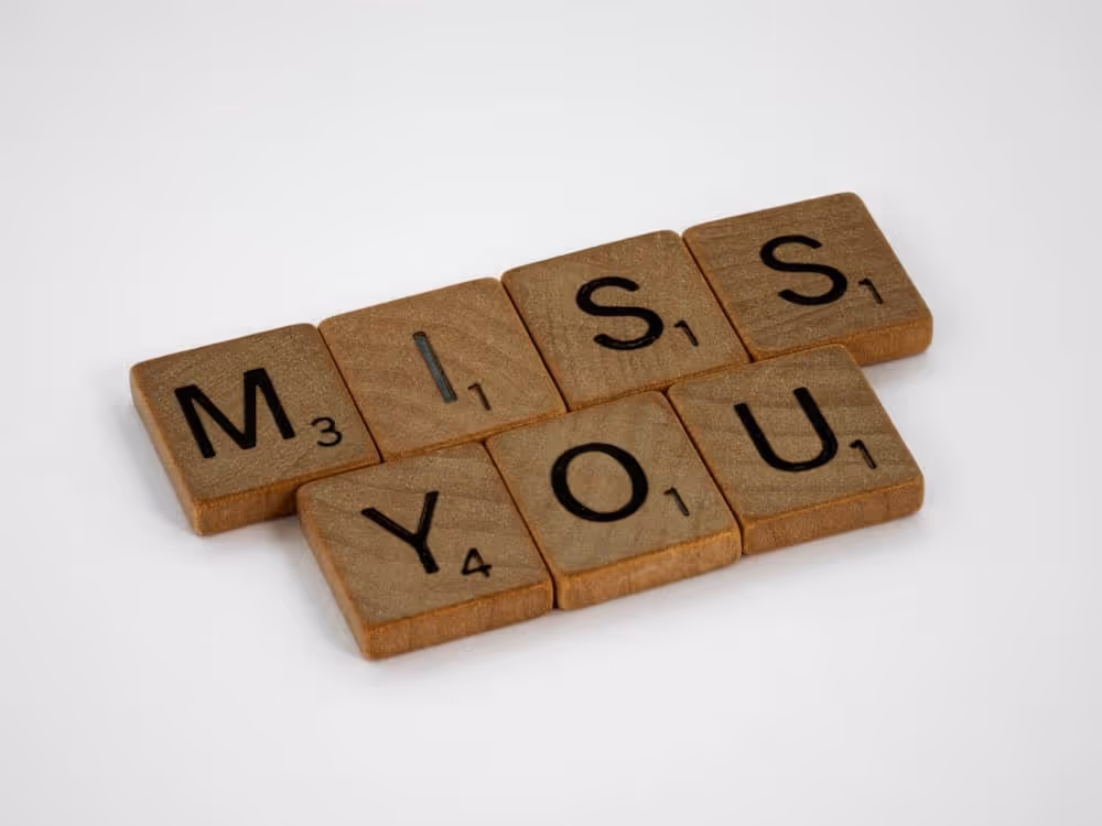 " I miss you" dont le verbe miss signifie qu'on ressent un manque