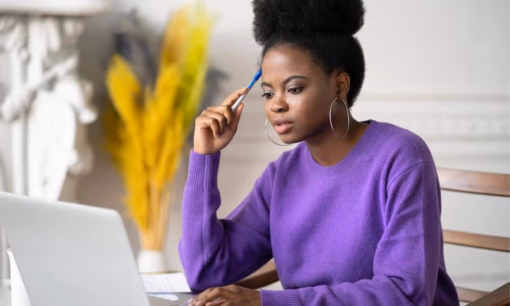 Femme qui étudie les pronoms en anglais