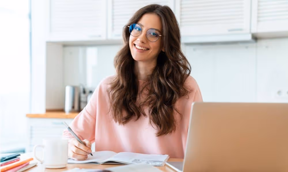 Femme qui étudie la proposition infinitive en anglais