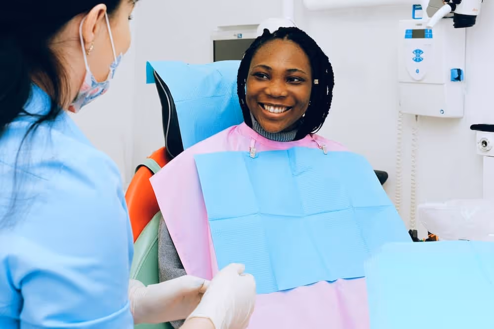 Dentiste avec sa patiente dans un contexte anglophone