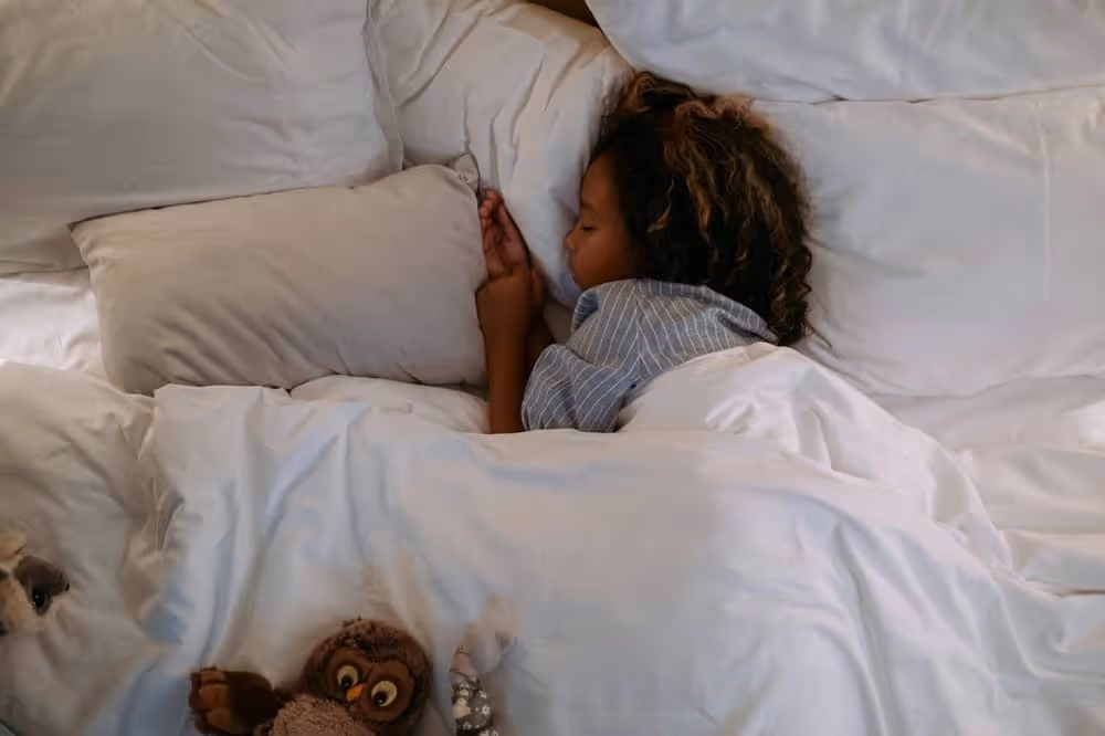 Image d'une jeune petite fille qui dort pour illustrer l'article sur bonne nuit en anglais