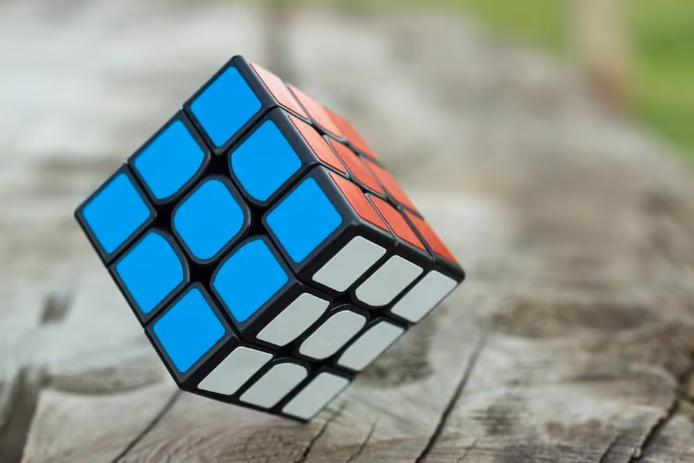 rubik's cube pour illustrer OSASCOMP (forme) et l'article sur l'ordre des adjectifs en anglais