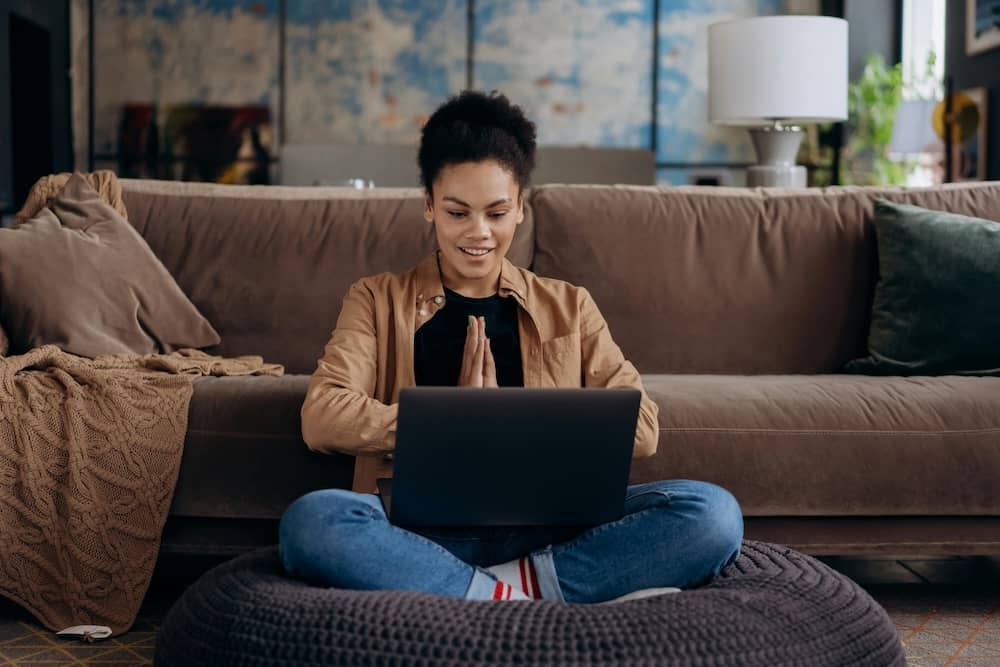 Image d'une femme sur son ordinateur qui illustre l'article sur les déterminants possessifs en anglais