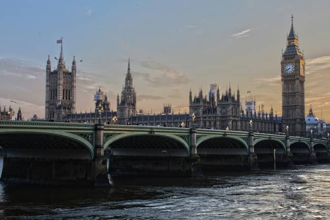 Maîtriser l’accent britannique : que faut-il travailler ?