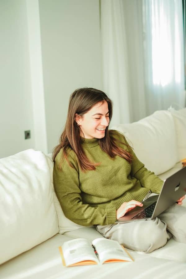 image d'une femme qui étudie pour illustrer l'article sur les déterminants en anglais