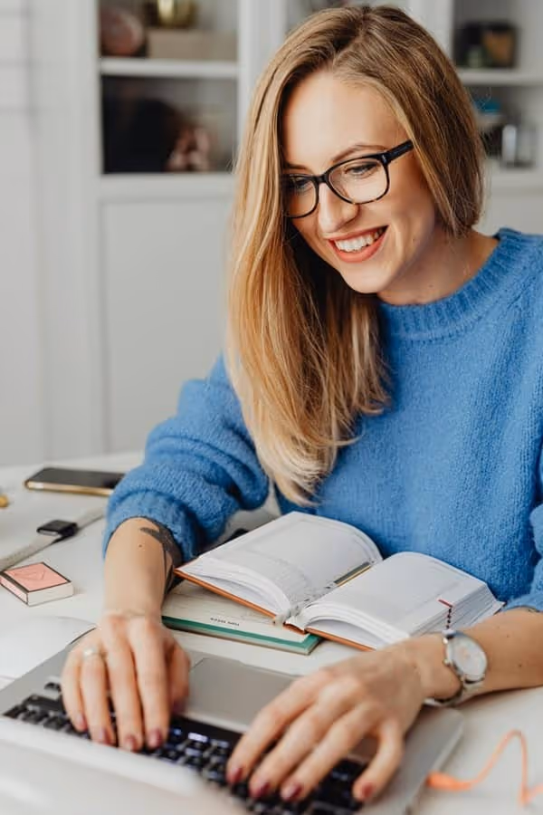 Femme qui étudie les préfixes en anglais