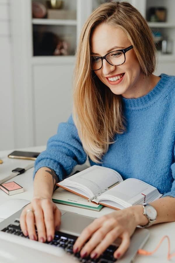 Femme qui étudie les préfixes en anglais
