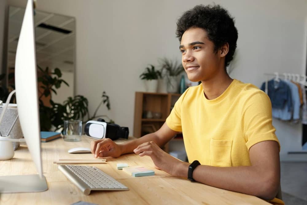 Jeune homme qui étudie les suffixes en anglais