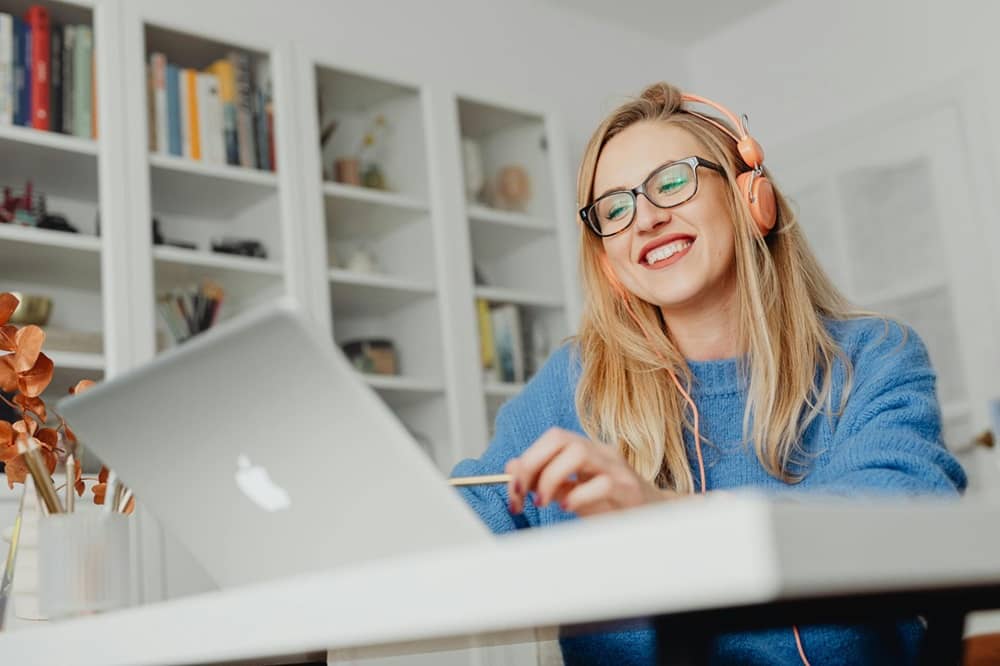 Image d'une fille qui travaille sur son ordinateur sur la thématique des articles en anglais