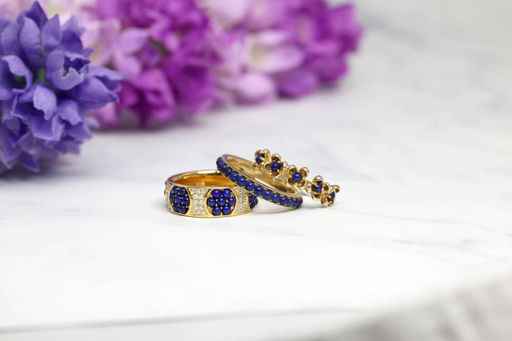 Bagues avec des pierres précieuses pour illustrer l'article de blog sur les bijoux en anglais
