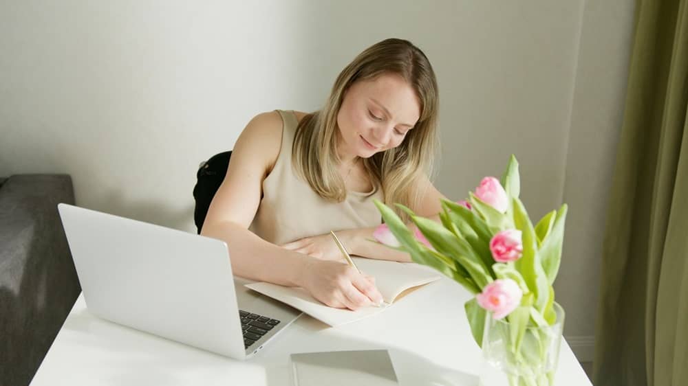 Jeune femme qui étudie l'emphase en anglais