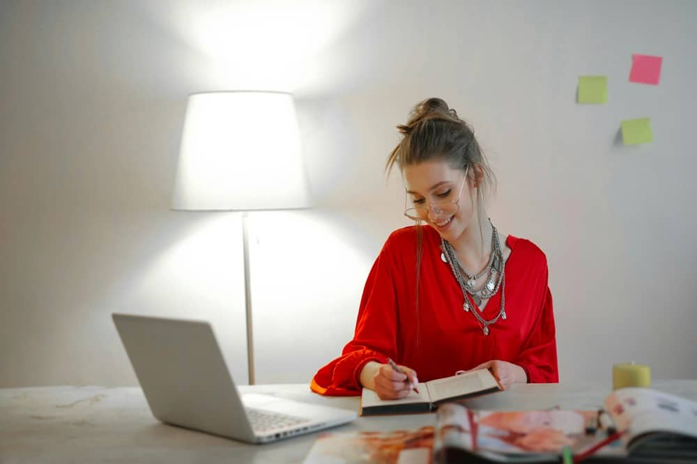 Jeune femme qui étudie les verbes transitifs en anglais