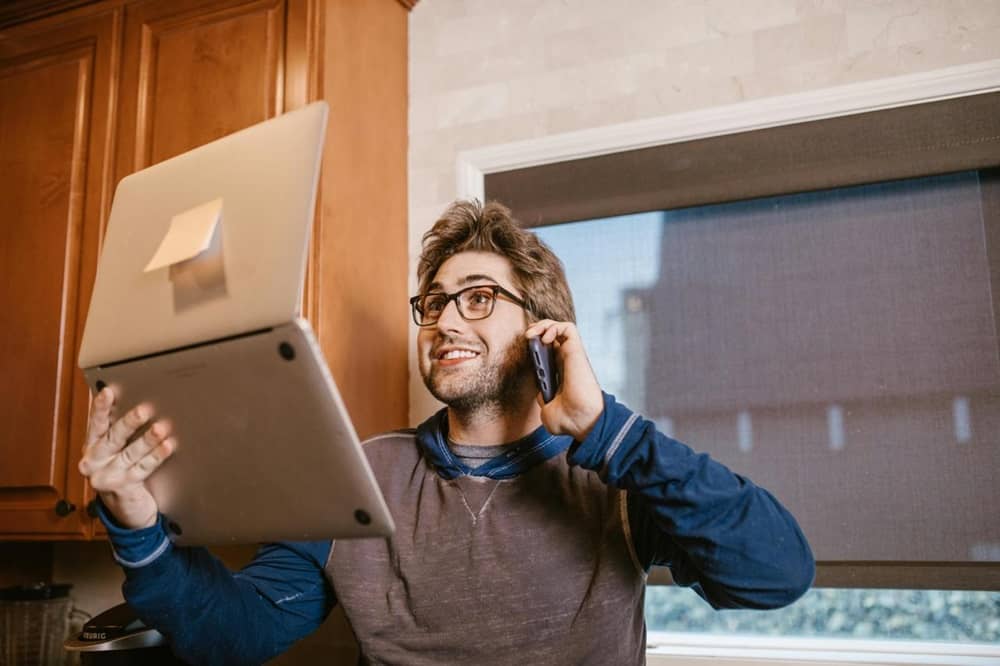 Personne qui s'entraîne sur un exercice sur la conséquence en anglais tout en étant au téléphone
