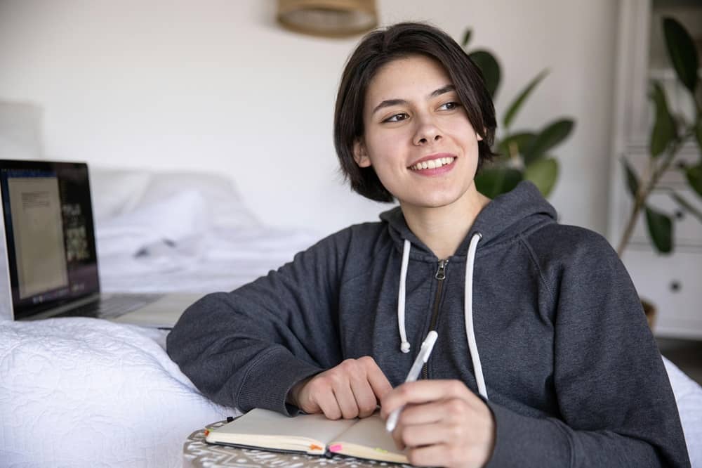Image d'une femme qui étudie l'utilisation de when en anglais