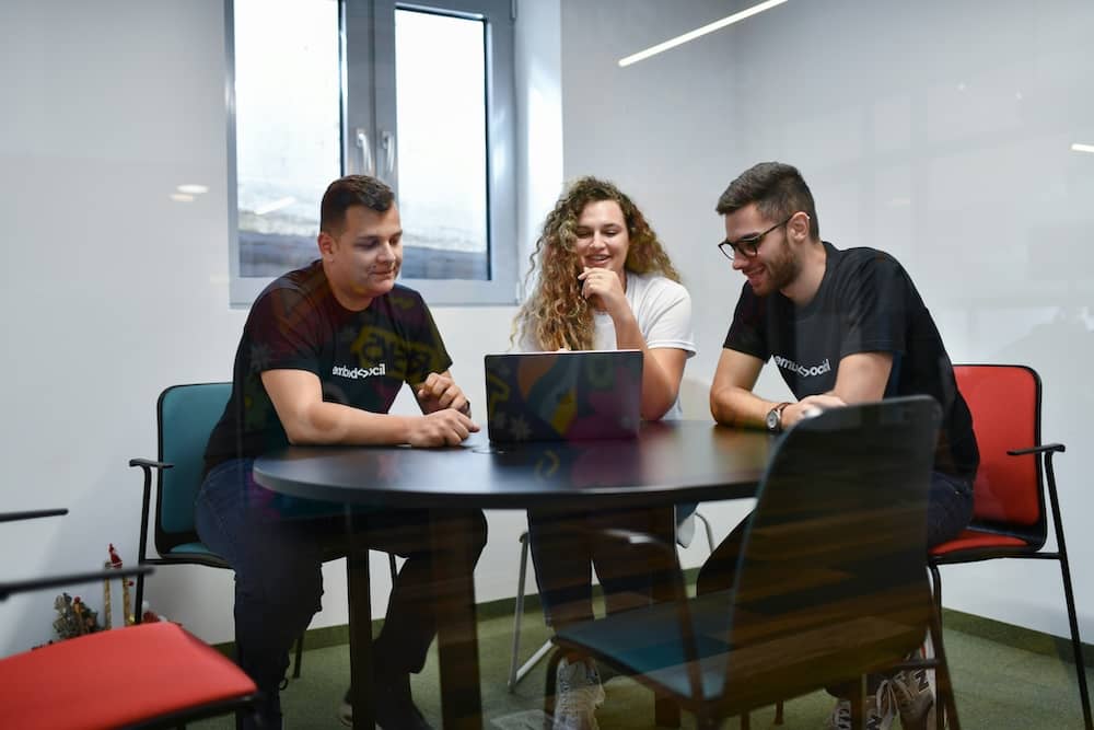 Groupe de personnes qui discute sur le déroulement de l'épreuve English 360