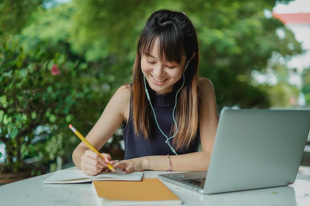 Jeune femme qui s'entraîne un test blanc linguaskill