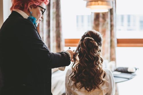 Andrea beim Styling einer Braut