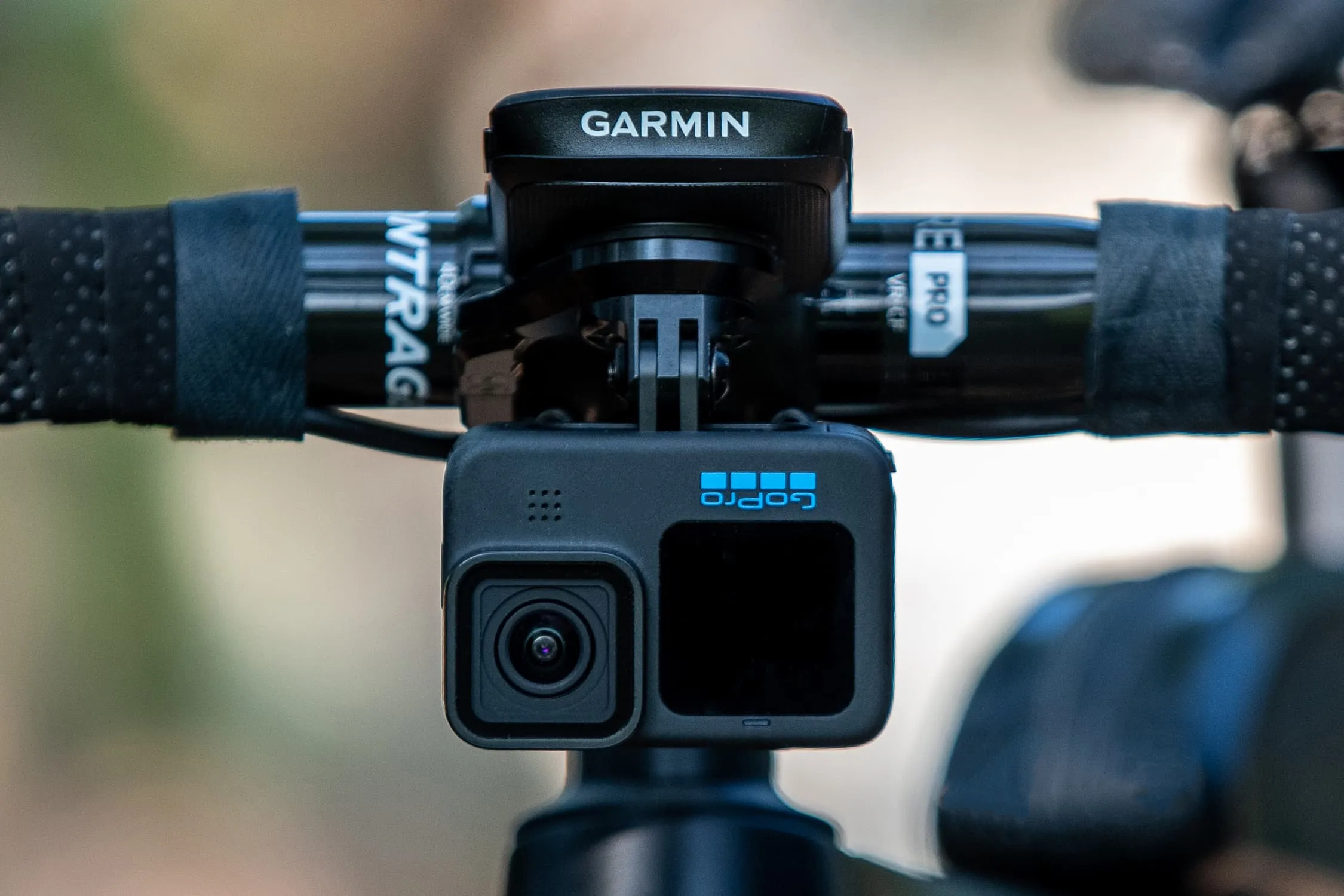 A garmin device mounted on a bike handlebar